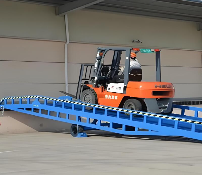 鹤庆移动式卸货平台（叉车用）
